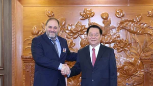 El miembro del Buró Político y del Secretariado del Comité Central del Partido Comunista de Vietnam y jefe de su Comisión de Propaganda y Movilización de Masas, Nguyen Trong Nghia, y Guillermo Rehermann Armesto, secretario del Comité Central encargado de la organización y la política de cuadros del Partido Comunista de Uruguay. (Foto: VNA)
