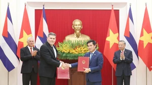 El secretario general del Partido Comunista de Vietnam, To Lam, y el primer secretario del Comité Central del Partido Comunista de Cuba y presidente de ese país, Miguel Díaz-Canel Bermúdez, presencian la ceremonia de entrega de documentos de cooperación. (Foto: VNA)