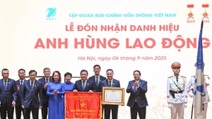 El primer ministro de Vietnam, Pham Minh Chinh, entrega el título “Héroe del Trabajo” al grupo VNPT.