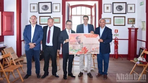 El compañero Le Quoc Minh entrega a dirigentes de Sesimbra el suplemento diseñado por Nhan Dan en ocasión del 80º aniversario del Día Nacional de Vietnam. (Foto: Nhan Dan)