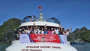 La delegación recorre la bahía de Lan Ha en crucero. (Foto: VNA)