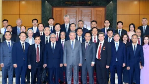 El secretario general del Partido Comunista de Vietnam, To Lam, y delegados a la séptima Conferencia Internacional de Vietnamología.