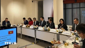 El viceministro del Interior de Vietnam Vu Chien Thang y la delegación vietnamita en la sesión de trabajo con la parte alemana. (Foto: VNA)