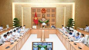 El primer ministro de Vietnam, Pham Minh Chinh, preside la reunión. (Foto: Nhan Dan) 