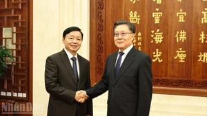 El vice primer ministro vietnamita Tran Hong Ha (izquierda) y el vicepresidente del Comité Permanente de la Asamblea Popular Nacional, Wang Dongming. (Fotografía: Nhan Dan)