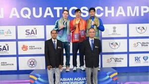 Nguyen Huy Hoang conquista su segundo oro en el Campeonato Asiático de Deportes Acuáticos 2025. (Foto: Nhan Dan) 
