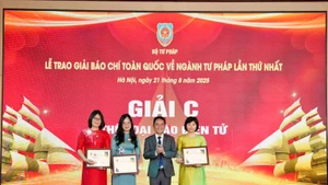El grupo de autores de la redacción Nhan Dan en Línea en la ceremonia de premiación. (Foto: Nhan Dan)