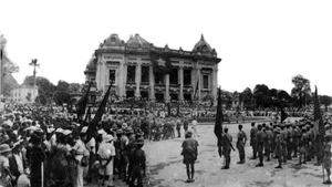Días de agosto llenos de efervescencia en Hanói. La Revolución de Agosto marca el inicio de una nueva era en Vietnam, en la que el pueblo vietnamita tomó el control del país y de su propio destino. (Foto: Archivo de la VNA)