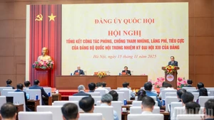 [Foto] Jefe del Legislativo vietnamita preside conferencia de balance de lucha contra corrupción y despilfarro