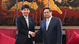 [Foto] Premier vietnamita recibe a delegados al Foro de Cooperación Local Vietnam-Japón