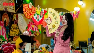 Visitantes en el Festival de Turismo Culinario, Aldeas Artesanales y Calles de Oficios de Hanói 2025. (Foto: VNA)