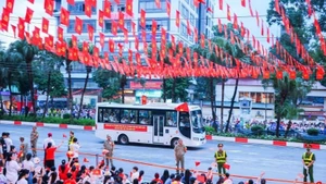 Ciudadanos aguardan la llegada de grupos militares del desfile a la calle de Van Cao. (Foto: VNA)