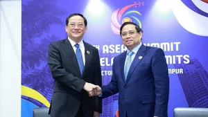 Encuentro entre el primer ministro de Vietnam, Pham Minh Chinh (derecha), y su homólogo laosiano, Sonexay Siphandone. (Foto: VNA)