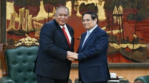 El primer ministro de Vietnam, Pham Minh Chinh, y el ministro de Relaciones Exteriores y Cooperación de Timor Oriental, Bendito dos Santos Freitas. (Foto: Nhan Dan)