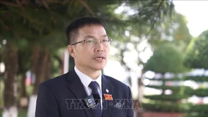 Phan Van Coc, secretario del Comité del Partido en la comuna de Hua Bum, en la provincia de Lai Chau, comenta sobre los borradores de documentos para la magna cita partidista. (Foto: VNA)