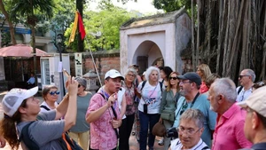 Turistas internacionales visitan el Templo de la Literatura en Hanói. (Foto: VNA)