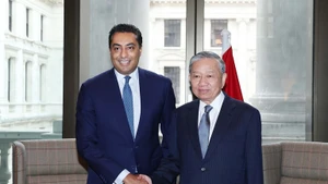 El secretario general del Partido Comunista de Vietnam, To Lam, y Saif Malik, director ejecutivo del banco Standard Chartered. (Foto: VNA)