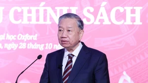 El secretario general del Partido Comunista de Vietnam, To Lam, pronuncia un discurso sobre políticas ante profesores, conferenciantes, investigadores, estudiantes y amigos de Vietnam en la Universidad de Oxford. (Foto: VNA)