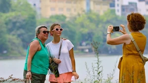 Turistas extranjeras en Hanói. (Foto: VNA)