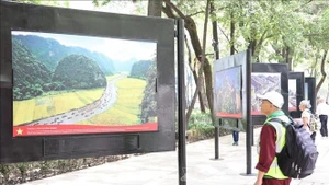 Habitantes de la Ciudad de México observan fotografías de la exposición. (Foto: VNA)