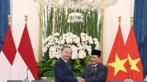 El secretario general del Partido Comunista de Vietnam, To Lam (izquierda), y el presidente de Indonesia, Prabowo Subianto. (Foto: VNA)
