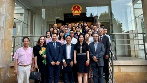 La viceministra de Relaciones Exteriores y jefa del CEVE, Le Thi Thu Hang, se reúne con la comunidad connacional en Polonia. (Fotografía: Comité Estatal sobre Vietnamitas en el Extranjero)