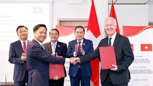 El presidente de la ANV, Tran Thanh Man, presencia la firma de un memorando de entendimiento sobre cooperación entre el Ministerio de Finanzas de Vietnam y la Asociación Finteck (Suiza).