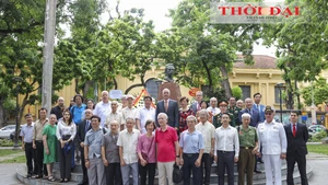 Rinden homenaje al héroe nacional cubano José Martí en Hanói