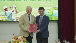 El viceministro de Cultura, Deportes y Turismo de Vietnam, Ho An Phong, entrega la Decisión de designación a Gregory John Norman.