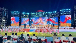 Celebran programa artístico en saludo a la implementación del gobierno local de dos niveles