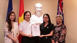 La cónsul general de Vietnam en Australia Occidental y el Territorio del Norte, Nguyen Thanh Ha, entrega certificados de mérito a representantes de estudiantes y voluntarios que contribuyeron de manera destacada a la organización del evento Primavera de la Patria 2025. (Foto: VNA)