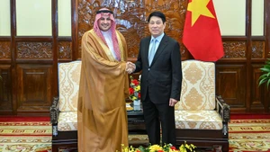 El presidente de Vietnam, Luong Cuong, recibe al embajador de Arabia Saudita, Mohammed Ismaeil A. Dahlwy.