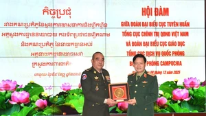 El teniente general Nguyen Van Duc, jefe del Departamento de Propaganda y Entrenamiento de la Dirección General de Política del Ejército Popular de Vietnam, recibe al teniente general Chan Saroeun, director del Departamento de Educación de la Dirección General de Servicios de Defensa del Ministerio de Defensa de Camboya.