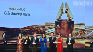 [Foto] Celebran Gala de Premiación a Acciones por la comunidad del periódico Nhan Dan