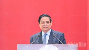 El premier Pham Minh Chinh toma la palabra en la cita.