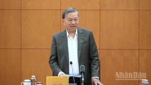 El secretario general del Partido Comunista de Vietnam, To Lam, habla en el evento. 