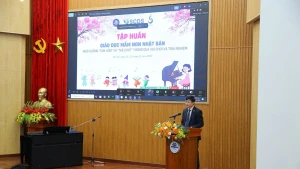 El profesor asociado y doctor Nguyen Van Hien, presidente del Consejo de la Universidad Pedagógica de Hanói habla en la cita.