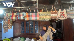 Oficio de tejido de brocado de la etnia Cham a orillas del río Hau