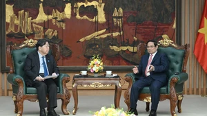 El primer ministro de Vietnam, Pham Minh Chinh, recibe al ministro japonés de Asuntos Internos y Comunicaciones, Hayashi Yoshimasa.