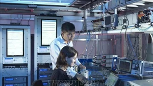 Tran Dang Bao An con un colega del Laboratorio Nacional de Física del Reino Unido (NPL). Foto: VNA