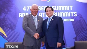 El primer ministro de Vietnam, Pham Minh Chinh, se reúne con el presidente del Consejo Europeo, Antonio Costa, al margen de la 47ª Cumbre de la Asean y citas relacionadas, en Malasia. (Foto: VNA)