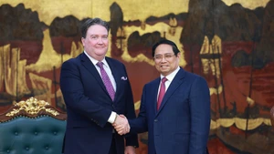 El primer ministro de Vietnam, Pham Minh Chinh, y el embajador de Estados Unidos en Hanói, Marc Knapper (Foto: VNA)