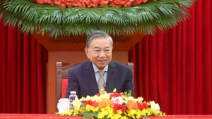 [Foto] Líder partidista sostiene conversación telefónica con primer ministro de Singapur