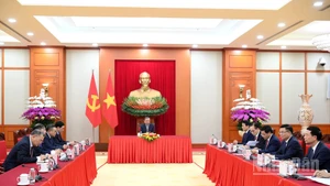 El secretario general del Partido Comunista de Vietnam, To Lam, sostiene una conversación telefónica con el presidente de Corea del Sur, Lee Jae Myung.