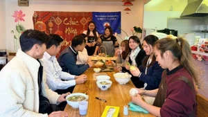 La clase de cocina de platos tradicionales vietnamitas contribuye a preservar la identidad cultural nacional y a fortaler el intercambio y la cohesión entre los compatriotas en Japón.