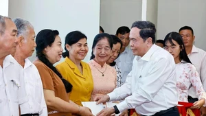 El presidente de la Asamblea Nacional, Tran Thanh Man, entrega obsequios a familias beneficiadas de políticas preferenciales en el barrio de Binh Thuy, ciudad de Can Tho. (Foto: VNA)