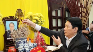 El presidente Luong Cuong rinde homenaje al expresidente Tran Duc Luong (Foto: VNA)