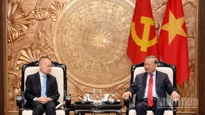 El líder partidista de Vietnam, To Lam, conversa con Liu Haixing, enviado especial del secretario general y presidente de China, Xi Jinping.