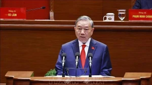 El secretario general To Lam presenta el Informe del Comité Central del XIII mandato del Partido sobre los documentos presentados al XIV Congreso Nacional del Partido. (Foto: VNA)