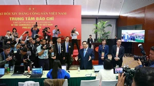 El primer ministro Pham Minh Chinh visita el Centro de Prensa del XIV Congreso Nacional del Partido Comunista de Vietnam. (Foto: VNA)